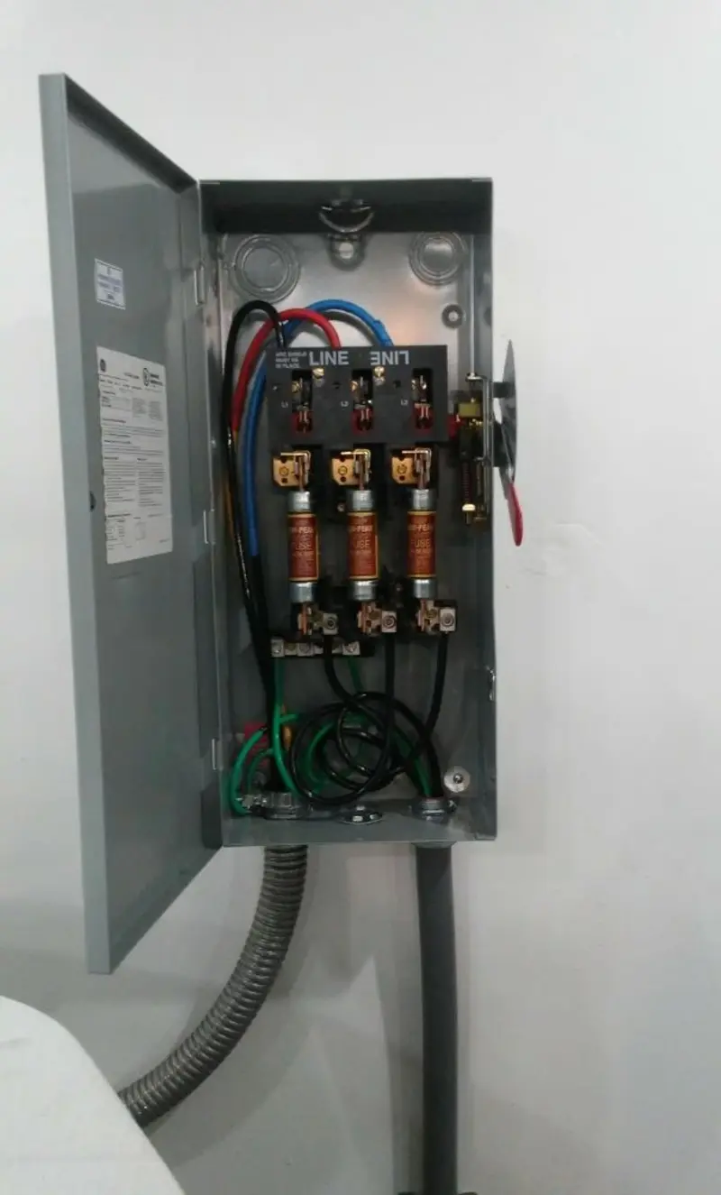 Three-phase disconnect switch installed for Electrical Wiring & Rewiring in La Homa