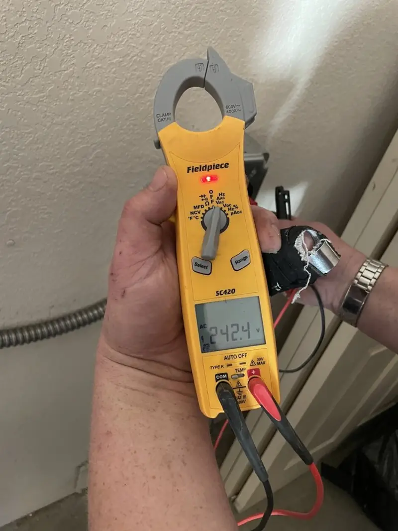 Voltage testing with clamp meter during Generator Installation in La Homa